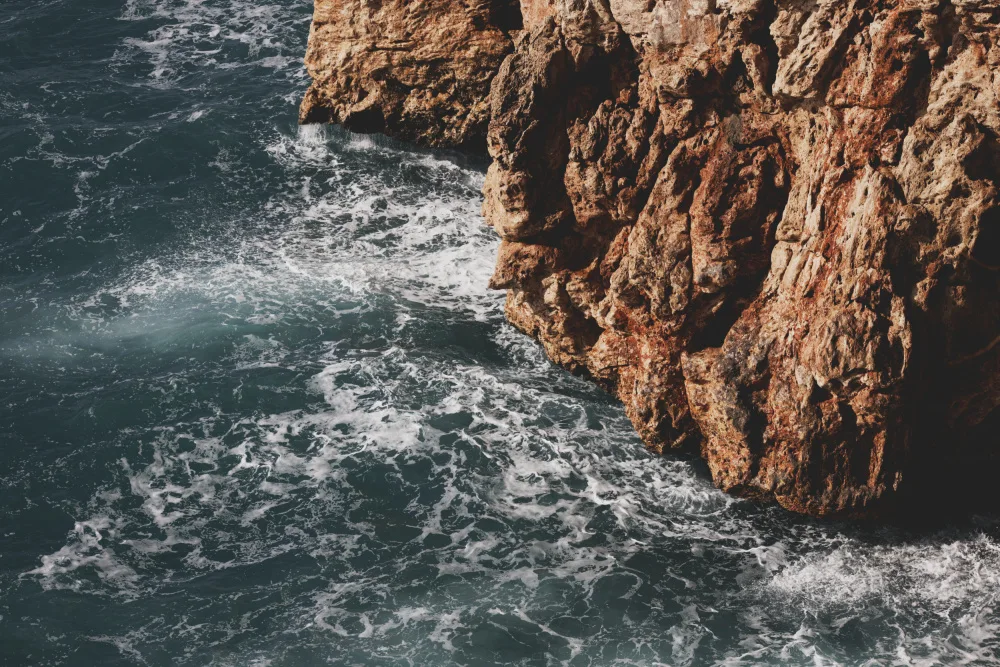akyurt, engin: onde e rocce del mare