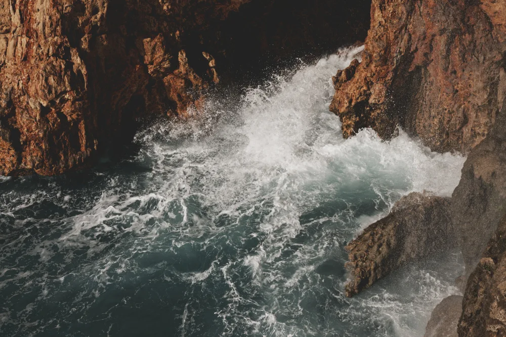 akyurt, engin: onde e rocce del mare