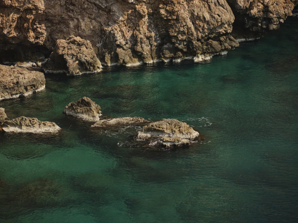 akyurt, engin: vista sul mare e rocce