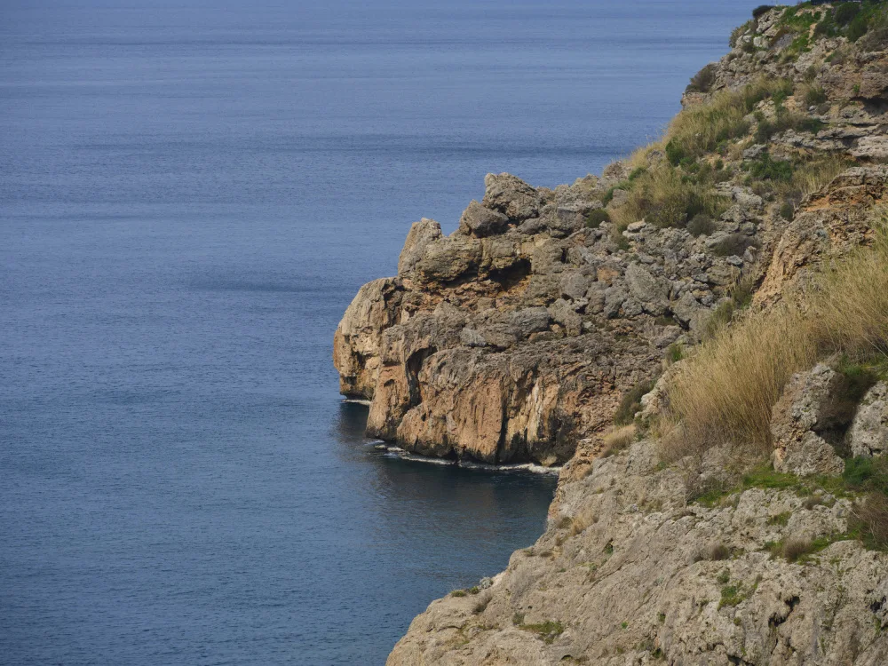 akyurt, engin: vista sul mare e rocce