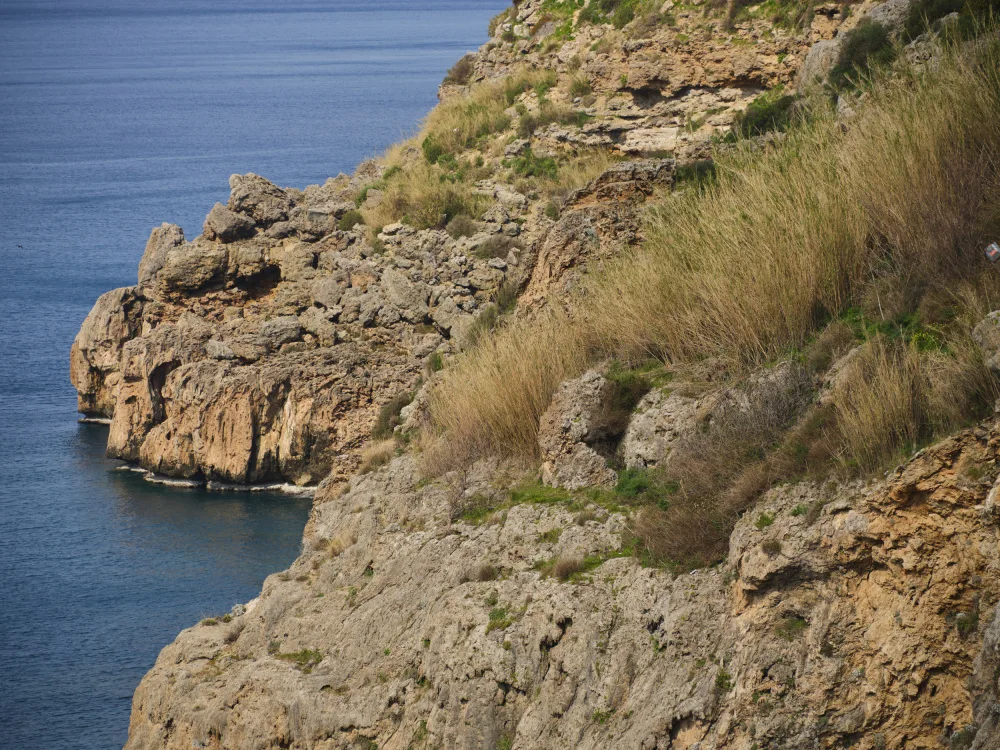 akyurt, engin: vista sul mare e rocce