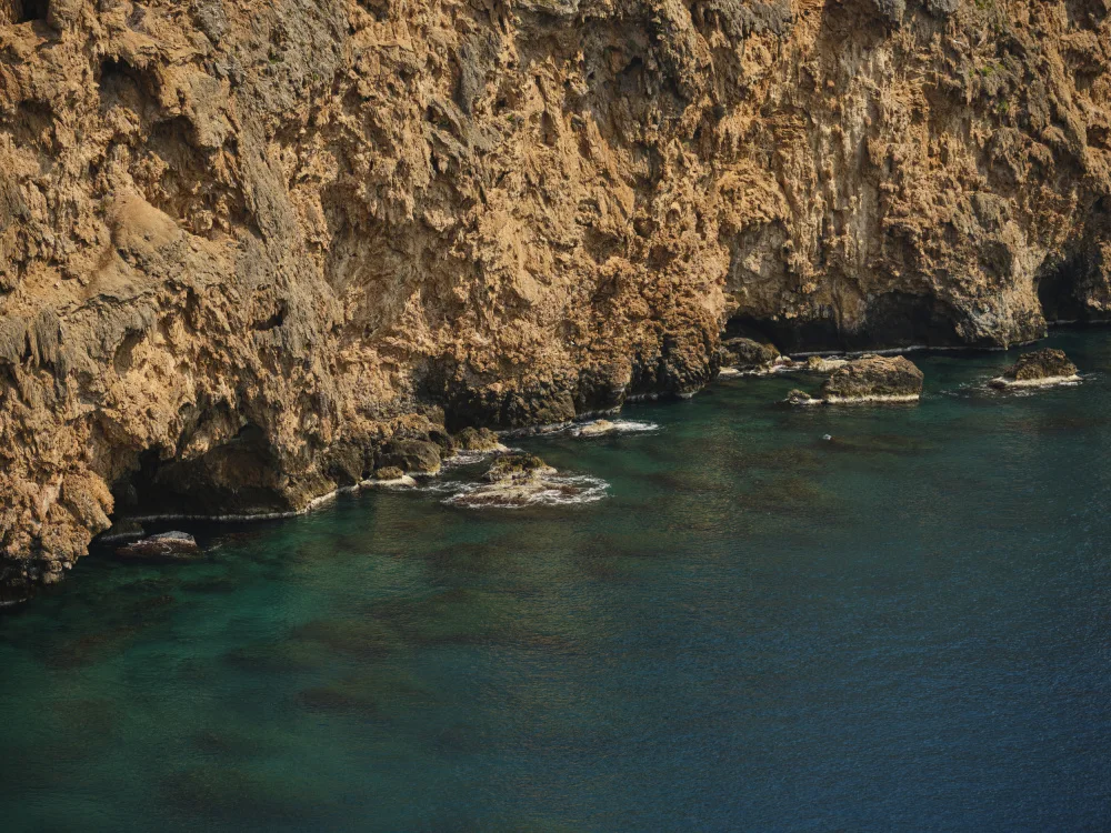 akyurt, engin: vista sul mare e rocce
