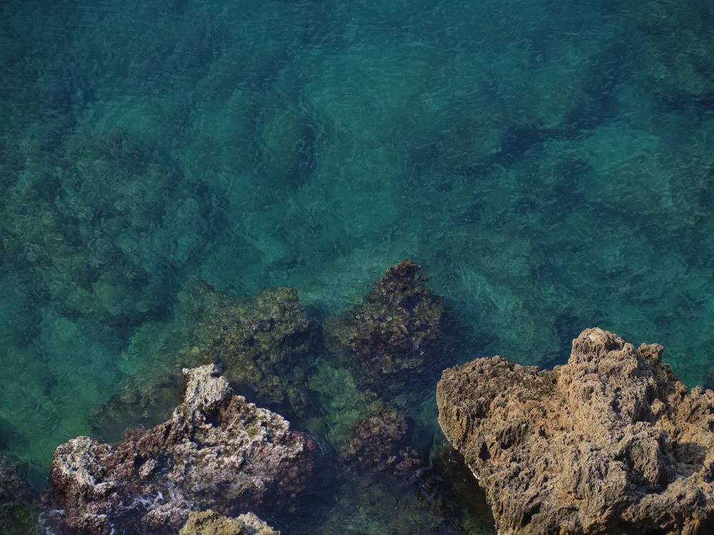 akyurt, engin: vista sul mare e rocce