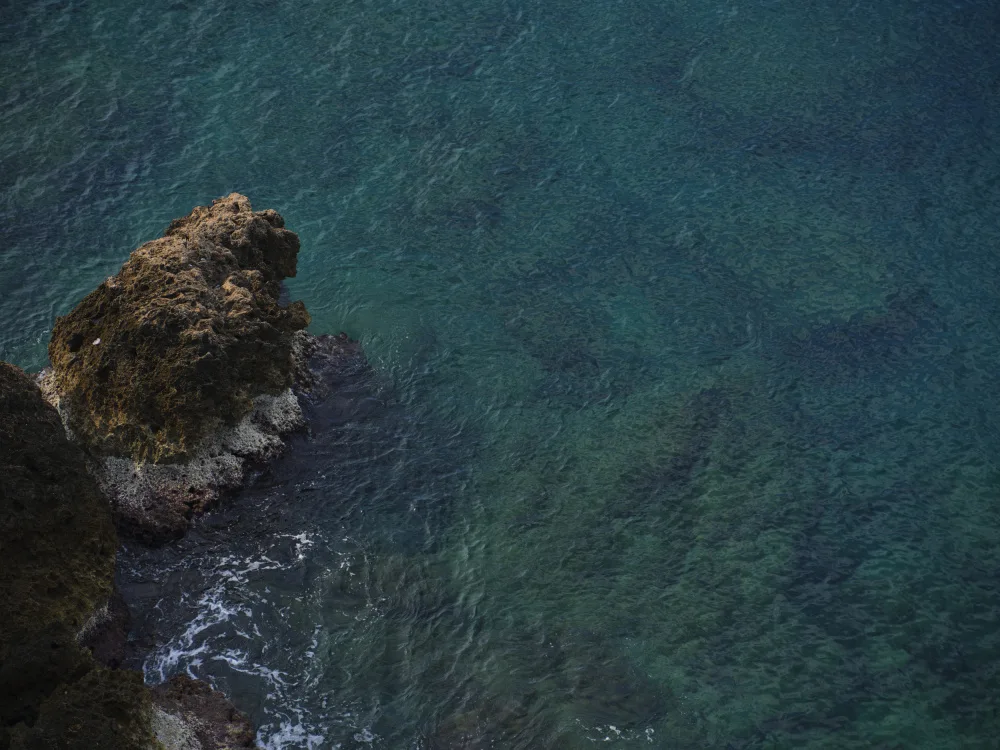 akyurt, engin: vista sul mare e rocce