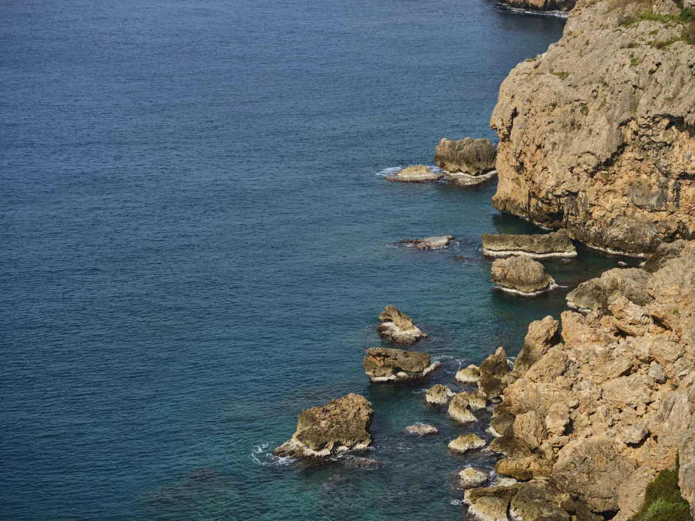 akyurt, engin: vista sul mare e rocce