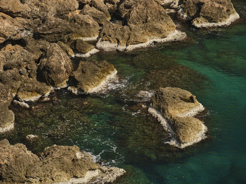 akyurt, engin: vista sul mare e rocce
