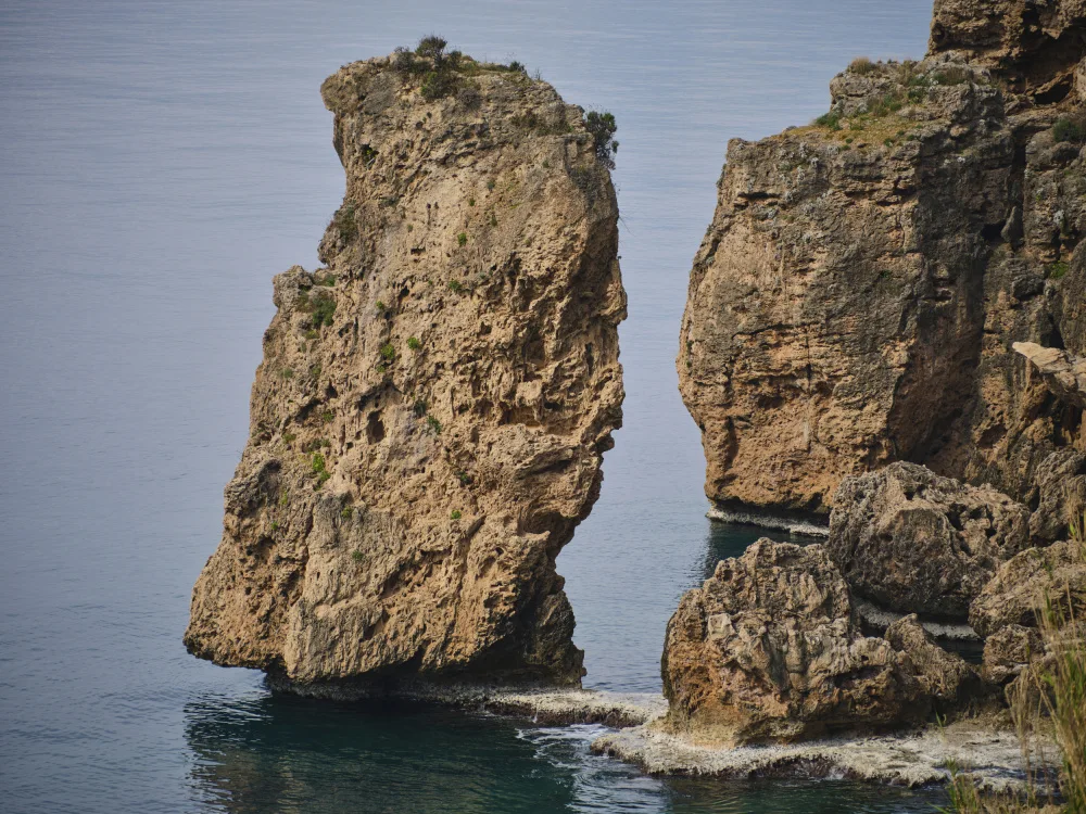 akyurt, engin: vista sul mare e rocce