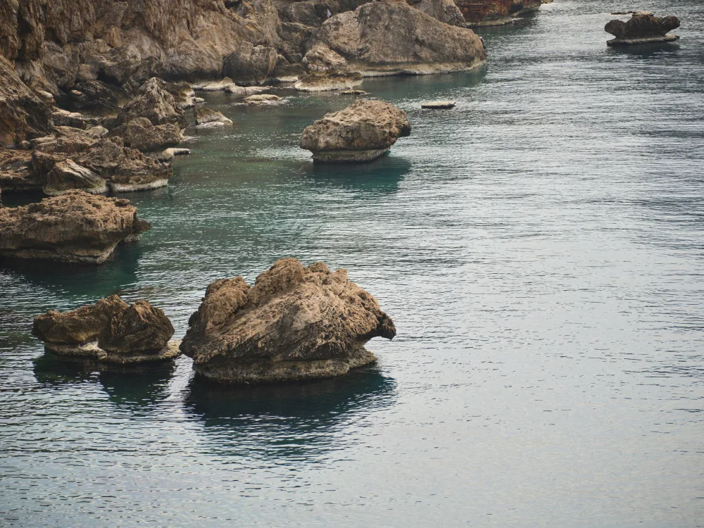 akyurt, engin: vista sul mare e rocce