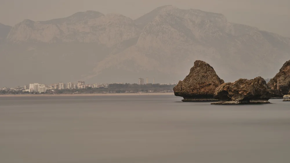 akyurt, engin: vista sul mare e rocce