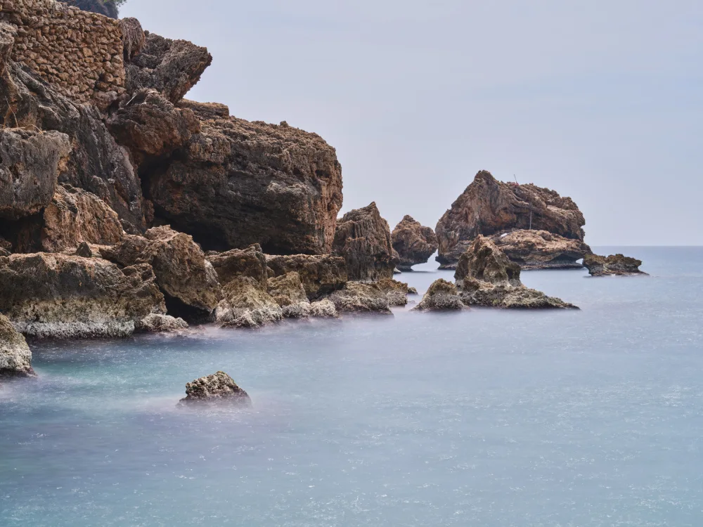 akyurt, engin: vista sul mare e rocce