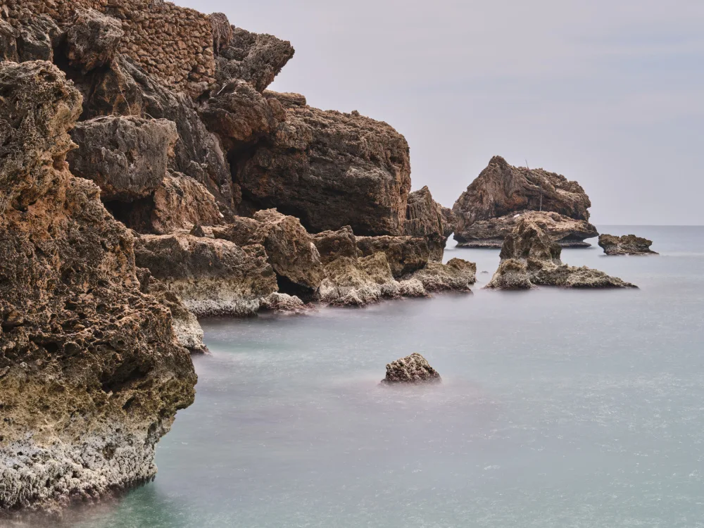 akyurt, engin: vista sul mare e rocce