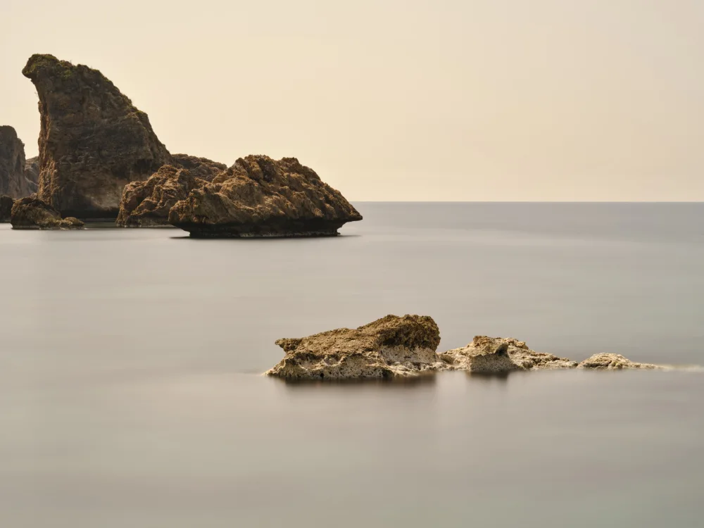 akyurt, engin: vista sul mare e rocce