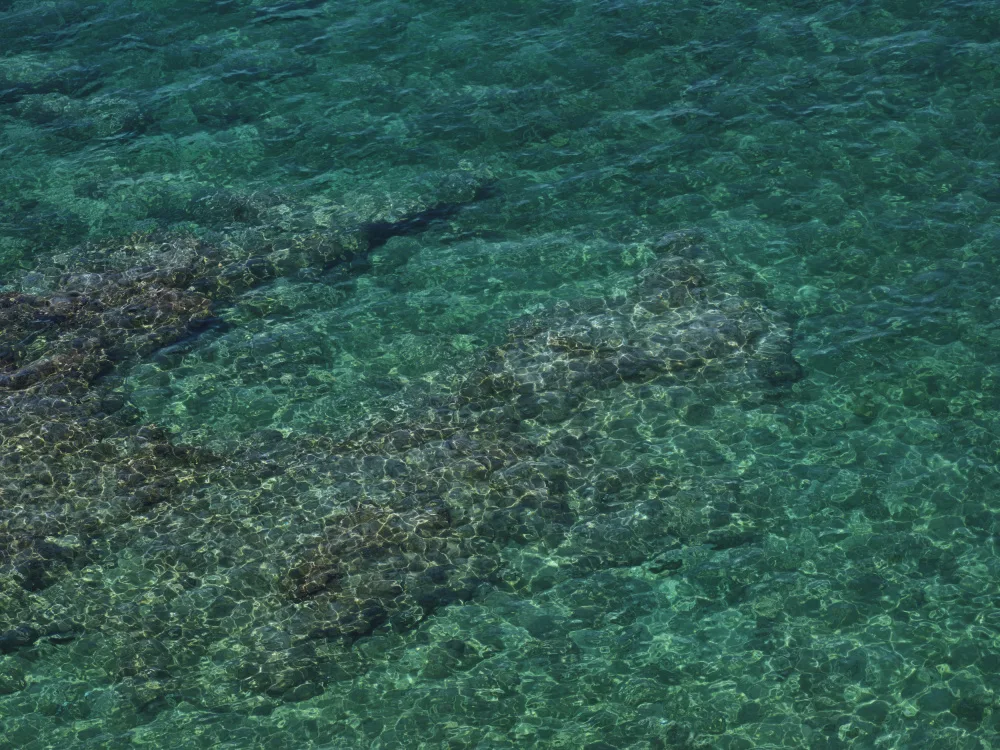 akyurt, engin: vista sul mare e rocce