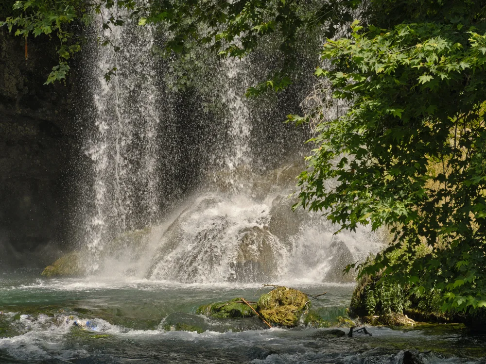 akyurt, engin: bellissima cascata nella foresta