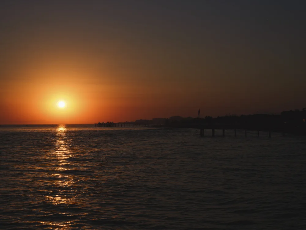 akyurt, engin: splendida vista sul mare al tramonto