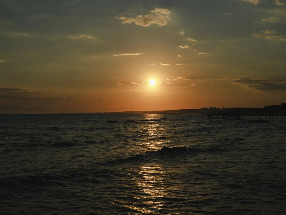 akyurt, engin: splendida vista sul mare al tramonto