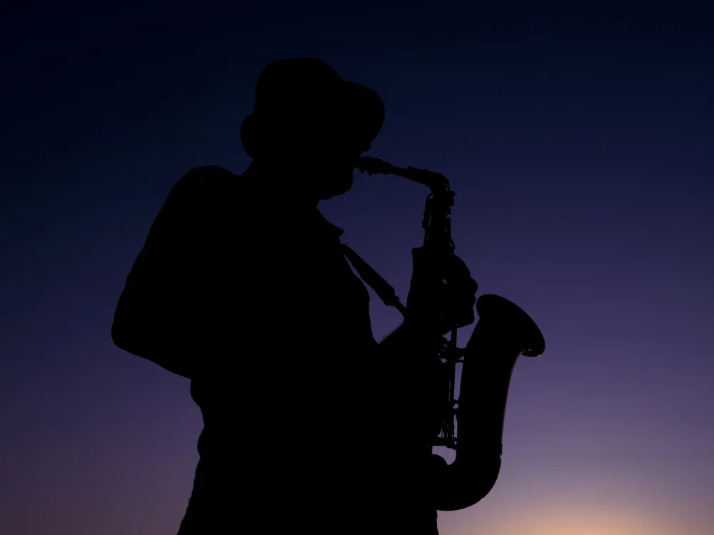 akyurt, engin: ein Musiker,der bei Sonnenuntergang Saxophon spielt