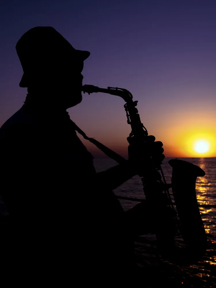 akyurt, engin: un musicista che suona il sassofono al tramonto