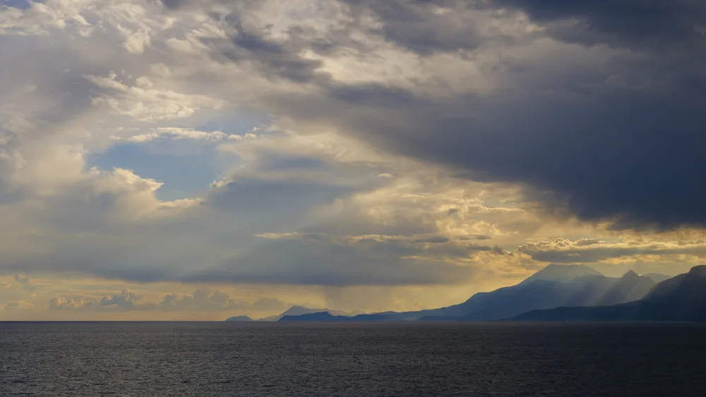 akyurt, engin: tempo tempestoso e vista sul mare