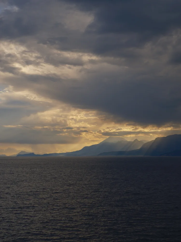 akyurt, engin: tempo tempestoso e vista sul mare