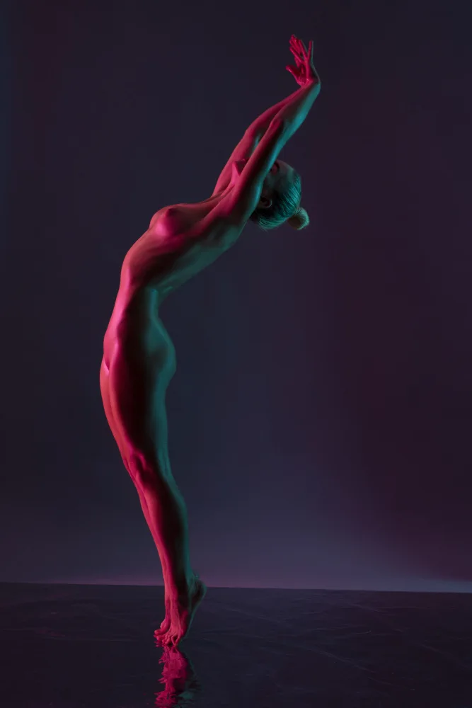 Guryanov, Andrey: Danza di giovane donna nuda su sfondo viola scuro