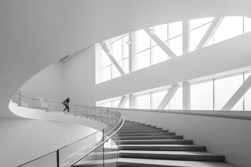Ôtomo, Michiko: Sulle scale a forma di S