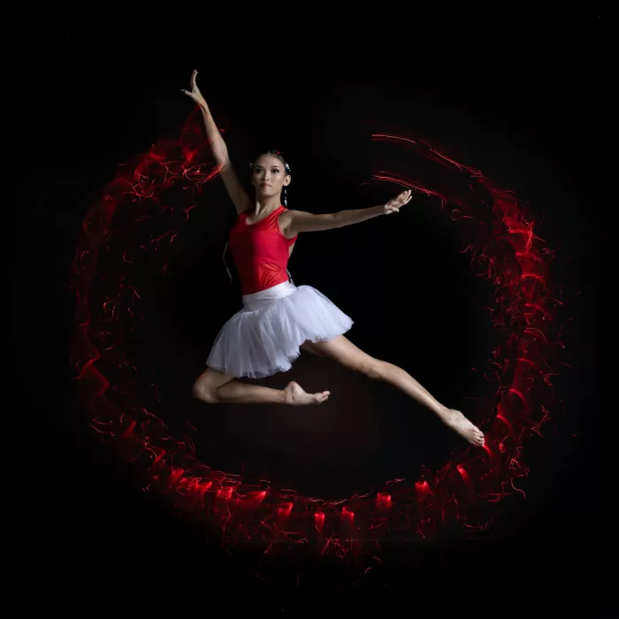 Widjaja, Sally: Bailarina con lámpara de luz roja.