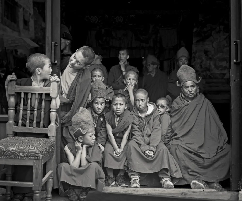 Simhan, Nara: Monaci
