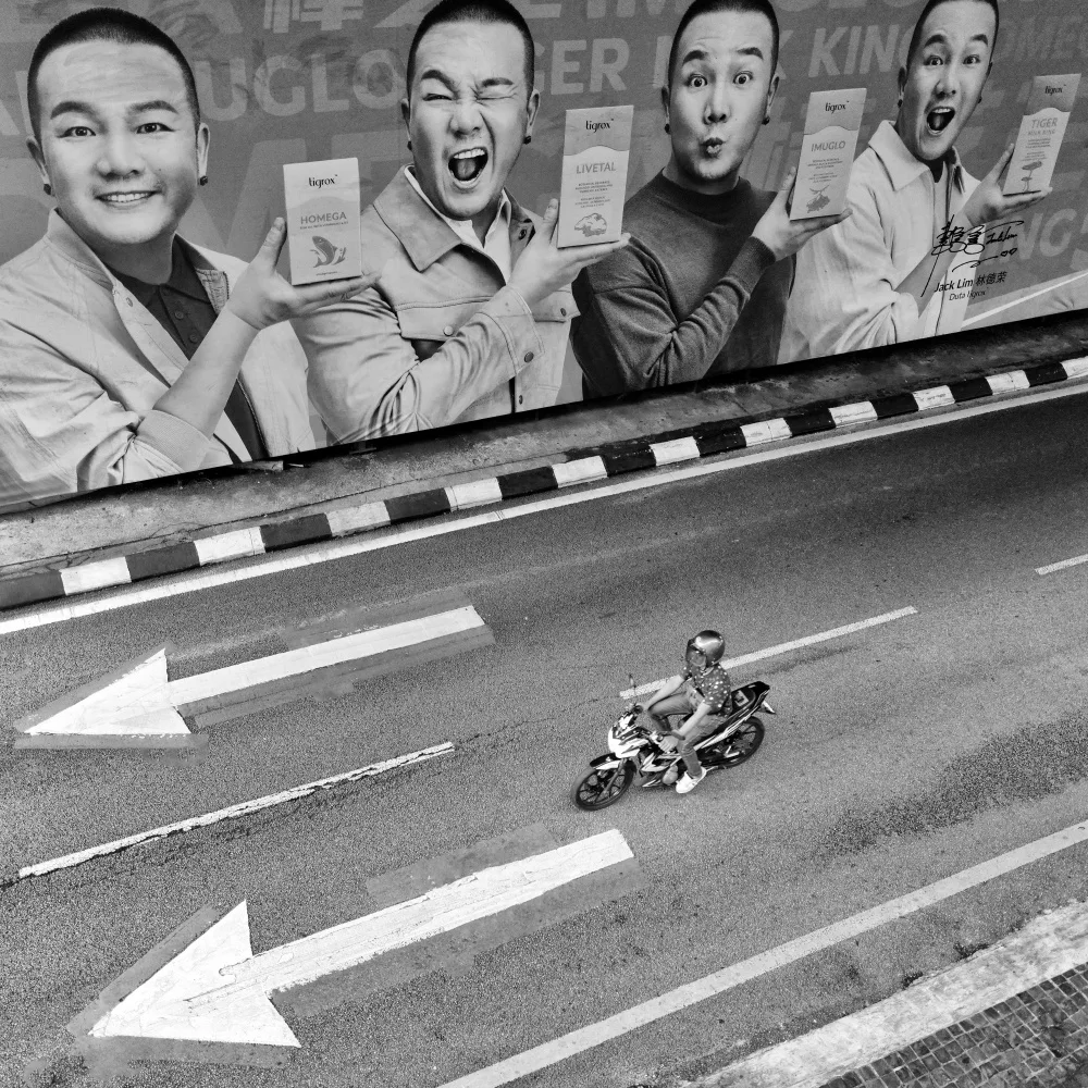 Long, Kieron: Di fronte alla strada