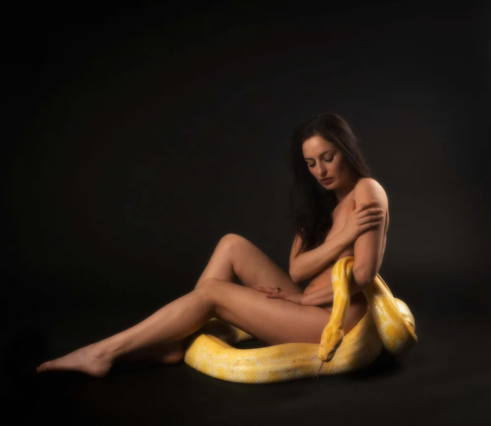 Kirzh, Svetlana: Karina con il serpente