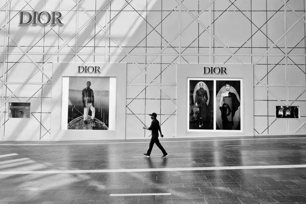 Long, Kieron: Centro commerciale