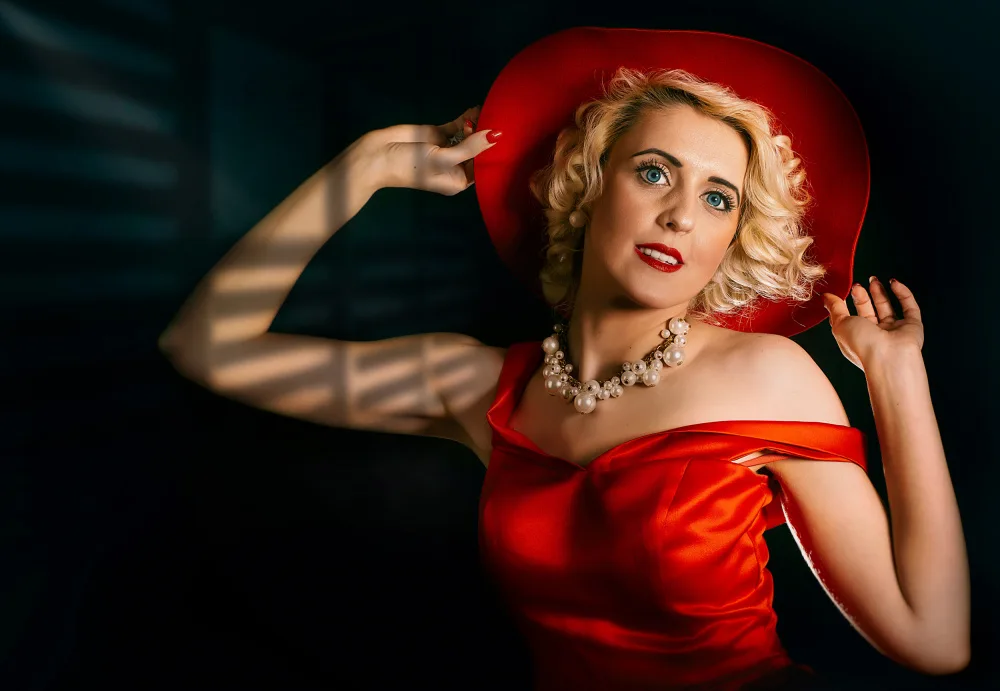 Roibu, Grigore: Fille au chapeau rouge