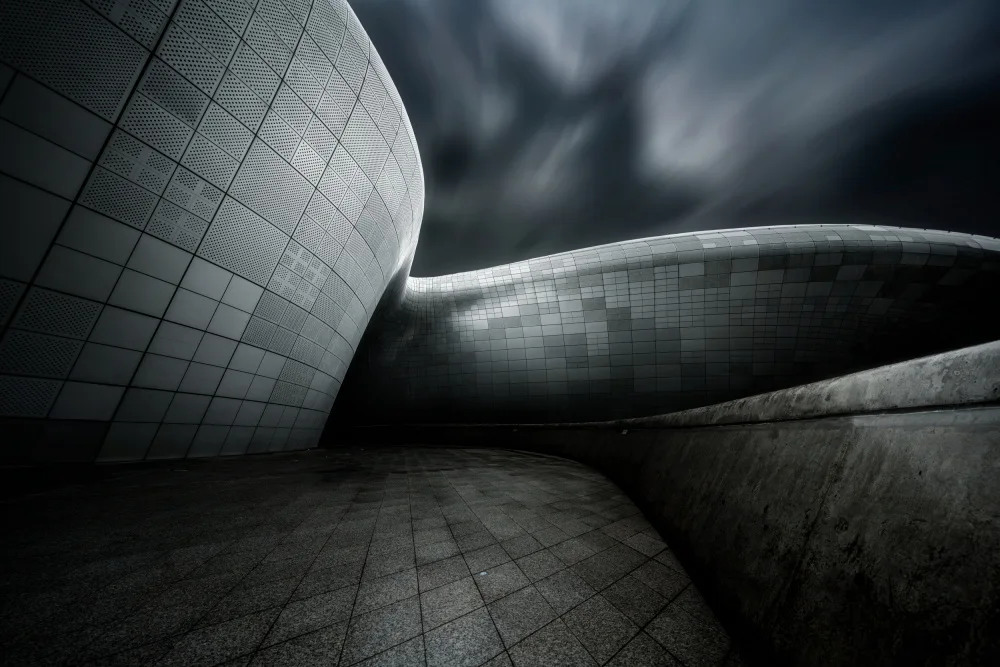 T, Amatou: Futuristische Architektur