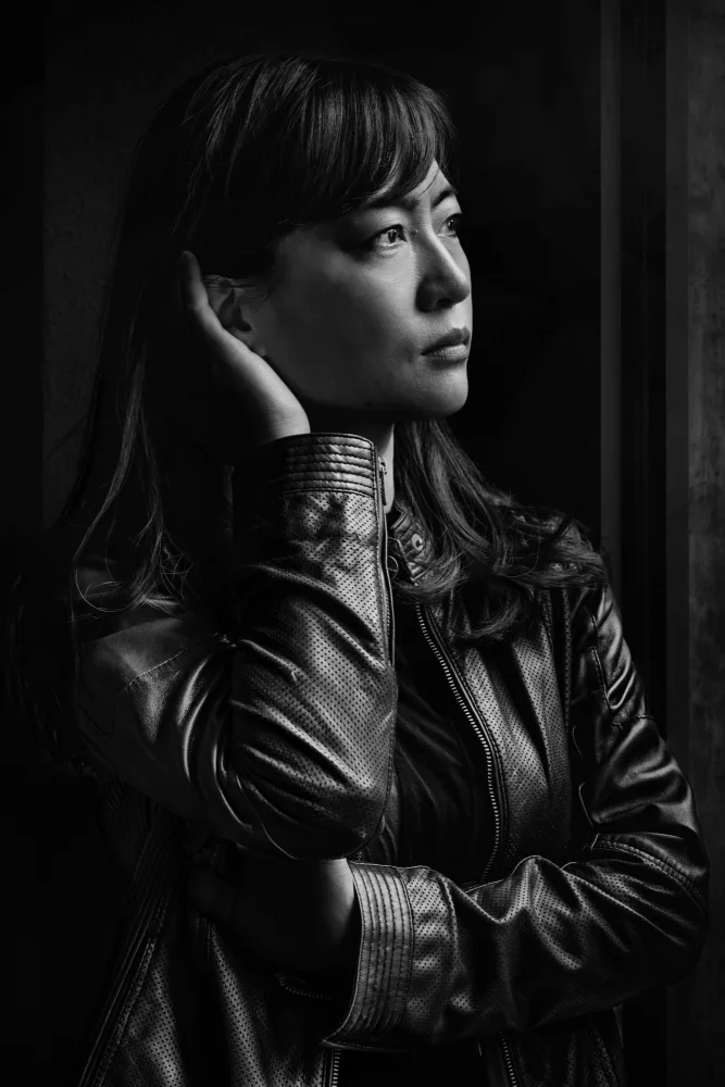 Yamamoto, Eiji: Mujer con chaqueta de cuero