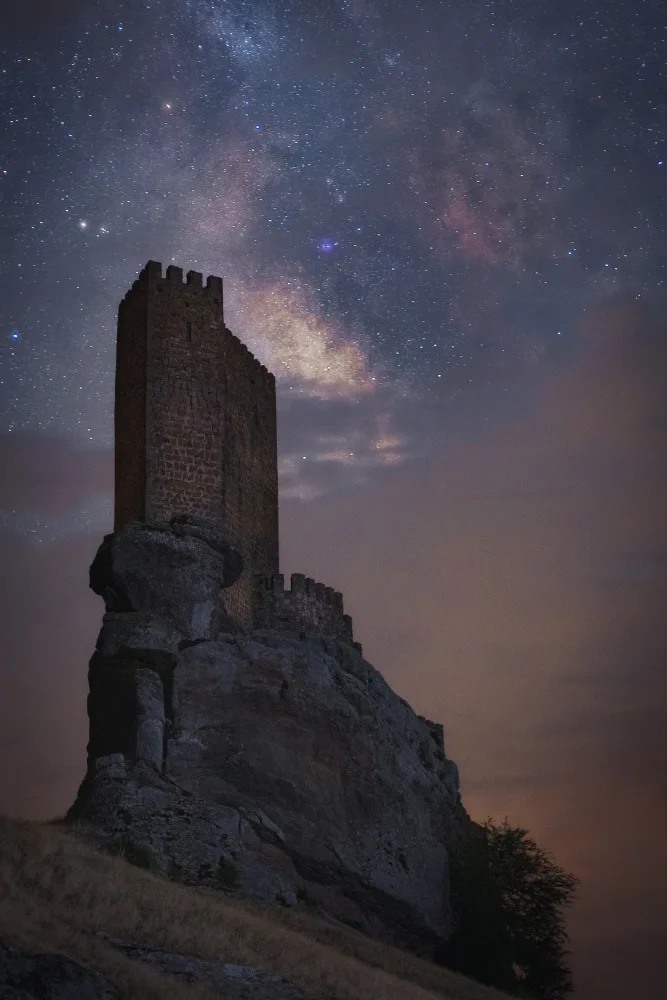R., Rodriguez Ricardo: Via Lattea parzialmente scremata sopra il castello