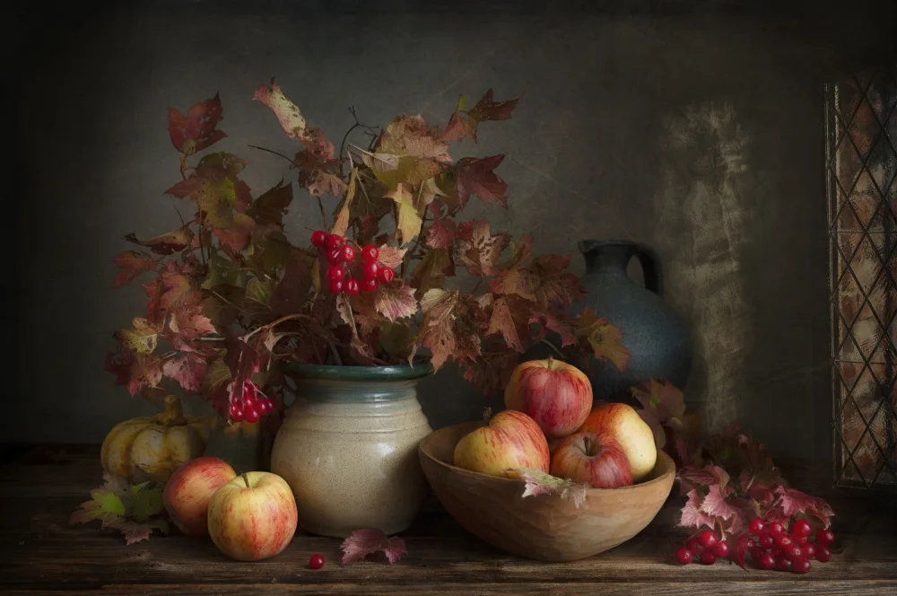Grigorjeva, Eleonora: Stillleben mit Äpfeln und scharlachroten Viburnum-Herbstzweigen und Beeren im Vintage-Stil.