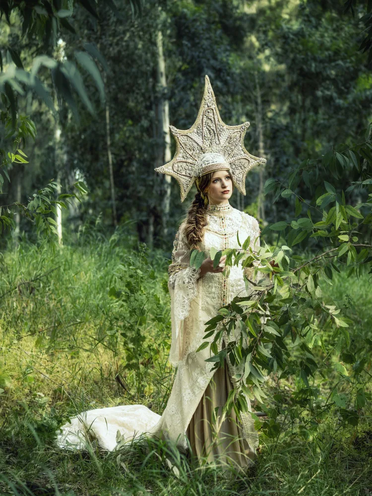 Kirzh, Svetlana: Giovane signora nella foresta
