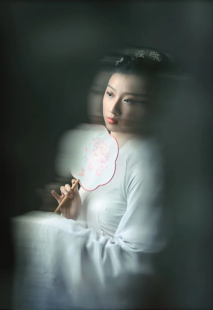 Wang, Catherine: Antica ragazza cinese con un ventaglio di seta rotondo