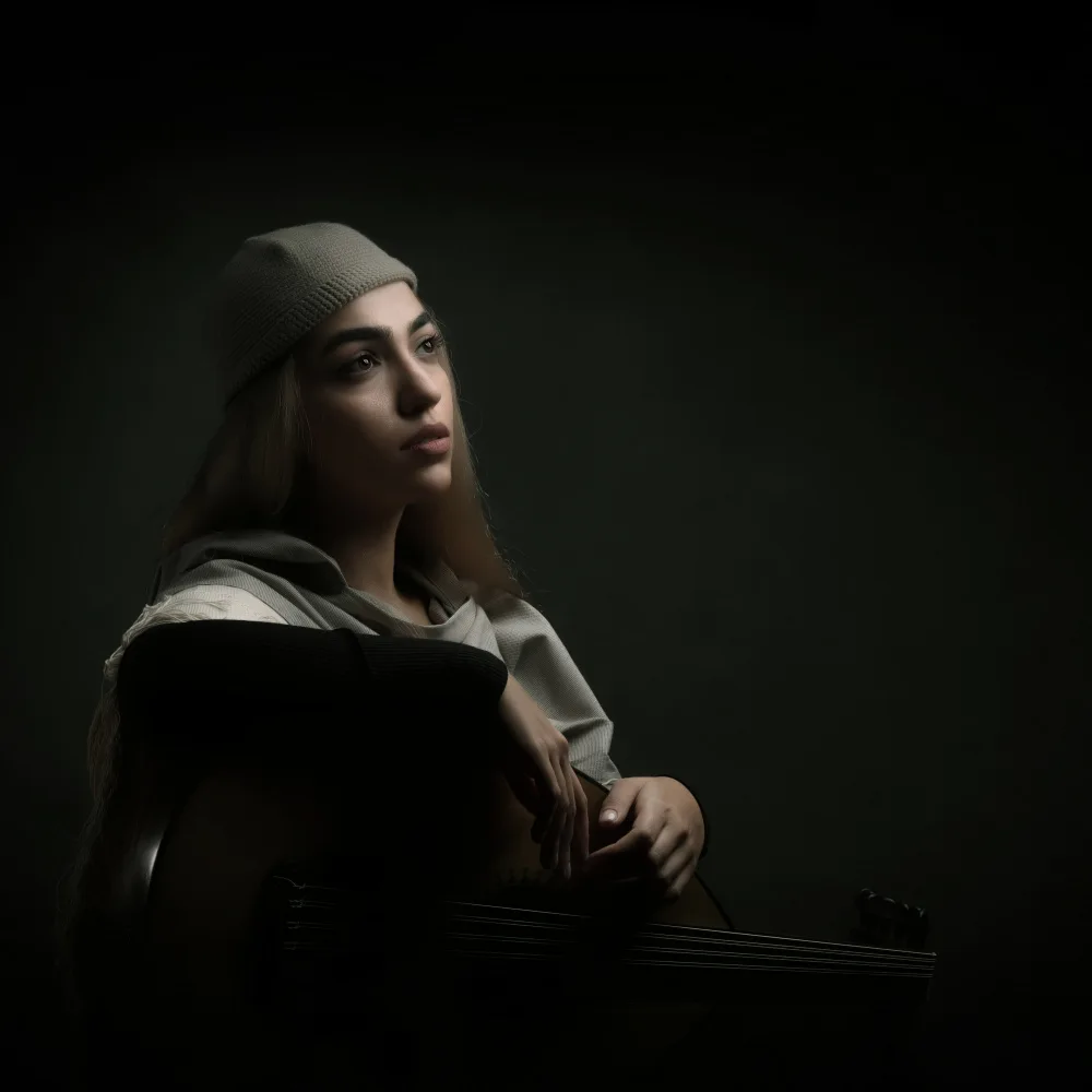 Hasheminasab, Moein: Ragazza musicista persiana