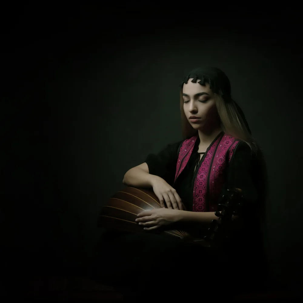 Hasheminasab, Moein: Ragazza musicista persiana
