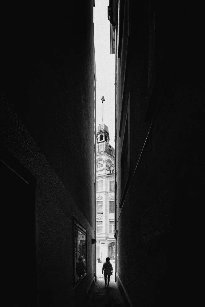 Yamamoto, Eiji: Cielo estrecho,paredes altas y calles estrechas.