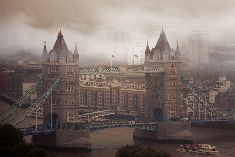 Lello, Alessandra: Veduta moderna di un Tower Bridge bloccato nel tempo