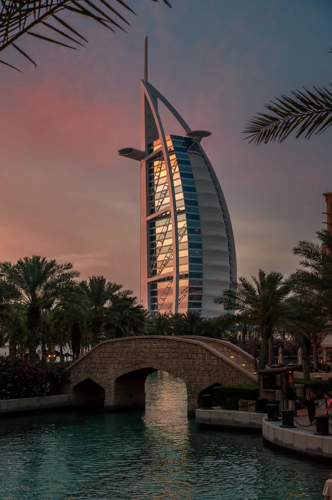 Edwards, Dan: Sunset over the Burj-Al-Arab in Dubai