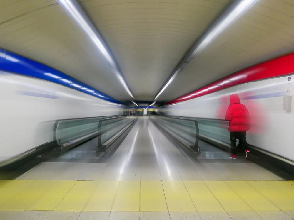 Urrutia, Adolfo: Betreten der U-Bahn