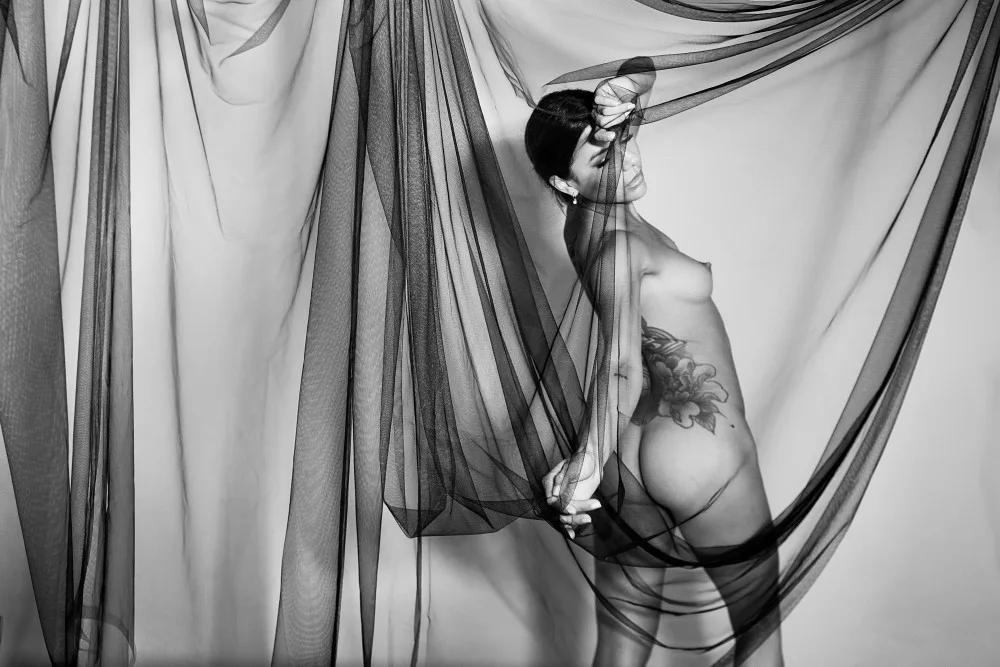 Raga, Gil Joan: Jouer avec le tulle