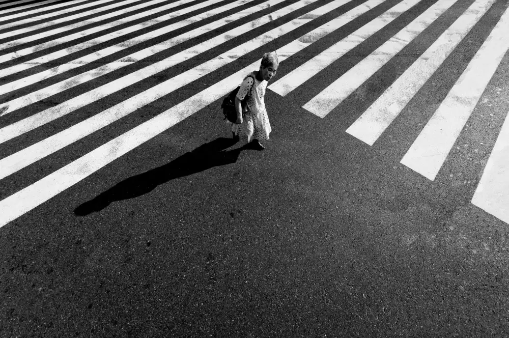 Tomihisa, Kouji: Un anziano intersezionale
