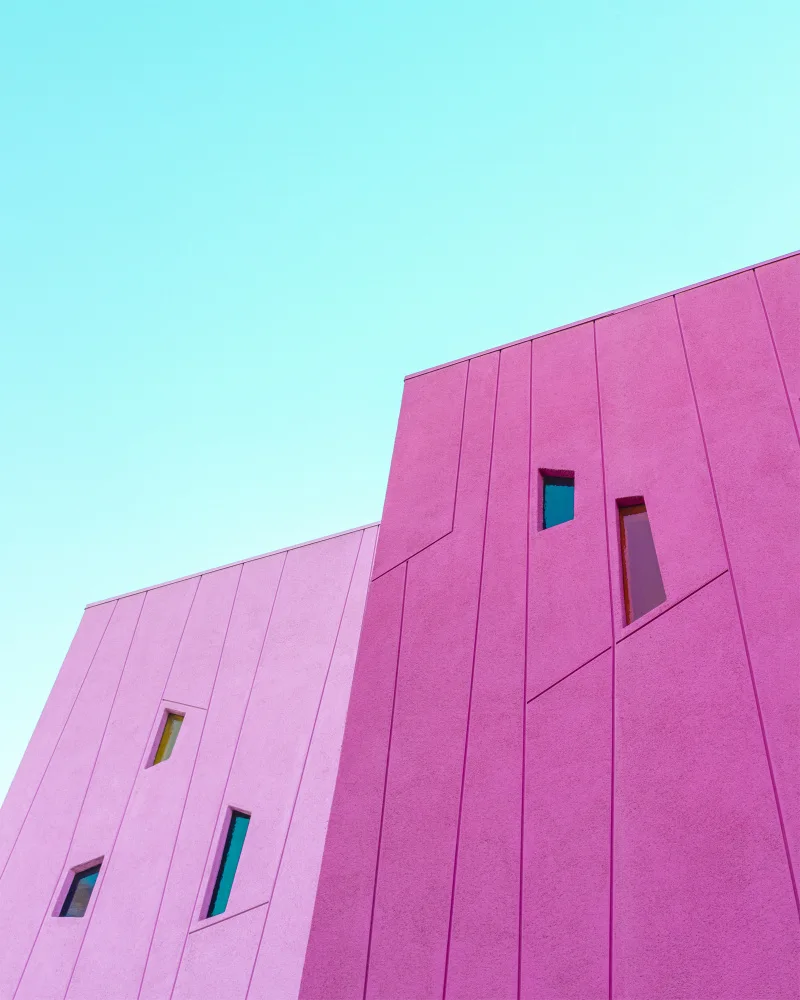 Windeknecht, Tom: Rosa Gebäudewände des Saguaro Hotels