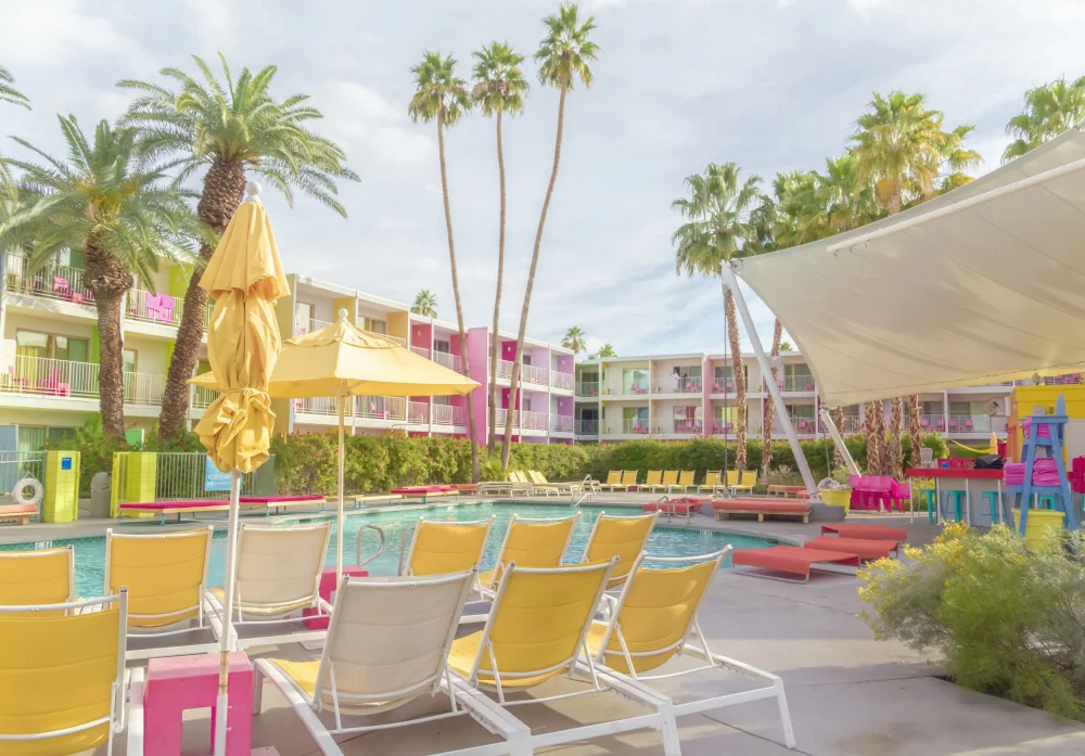 Windeknecht, Tom: U bazénu v hotelu Saguaro - Palm Springs