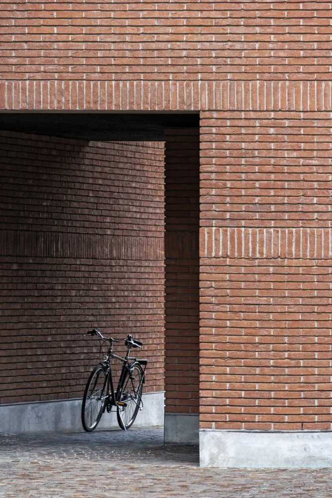 Vicedomini, Angéla: Molti mattoni nel muro