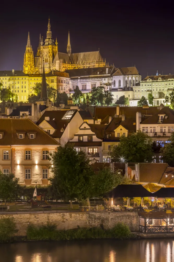 Viola, Melanie: Prager Burg und St.-Veits-Dom bei Nacht